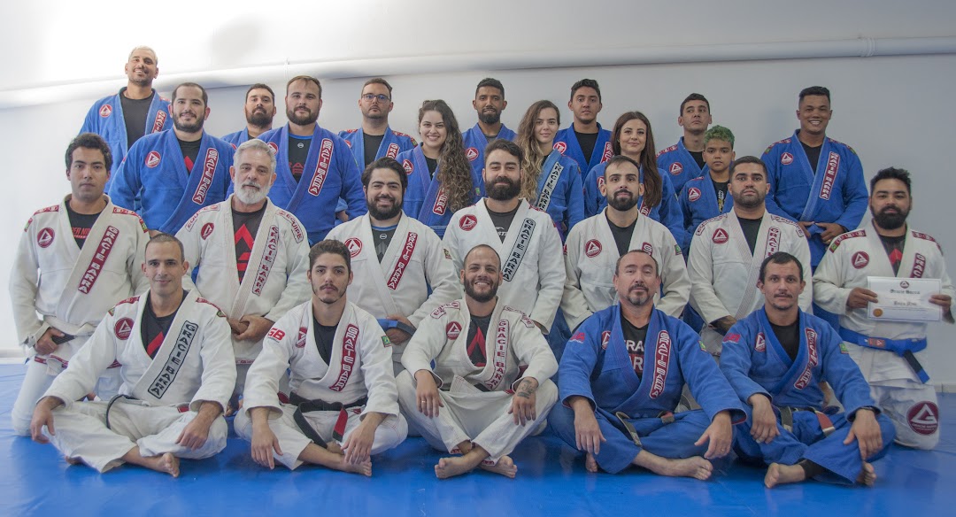 Equipe da Gracie Barra Vila Siam reunida no tatame